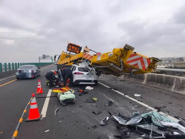 ▲休旅車駕駛高速衝撞正在施工的工程車車尾受困變形車內，因傷勢過重搶救無效。（圖／民眾提供）