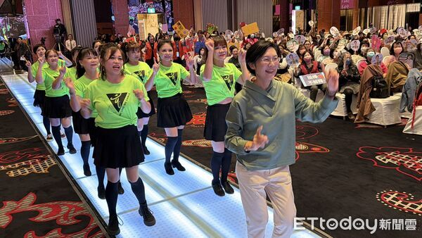 ▲林岱樺在女力造勢大會上，接受採訪表示對手是政客，買民調帶風向            。（圖／記者吳世龍攝）