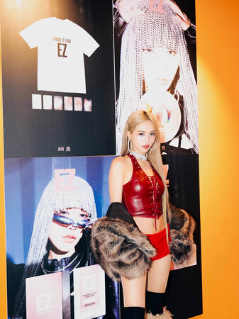 ▲▼ HUR+成員連穎ERIN 露出香肩與蜜腿。（圖／AOA星鏈艾歐亞提供）