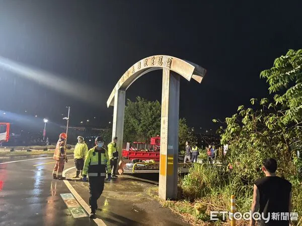 ▲▼消防搜救人員將浮屍自淡水河中撈起             。（圖／記者陳以昇翻攝）