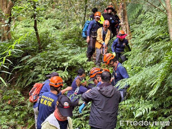 ▲雙溪平林農場員工跌谷失聯 警消今晨尋獲送醫。（圖／記者郭世賢翻攝）