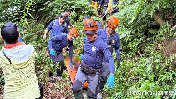 ▲雙溪平林農場員工跌谷失聯 警消今晨尋獲送醫。（圖／記者郭世賢翻攝）