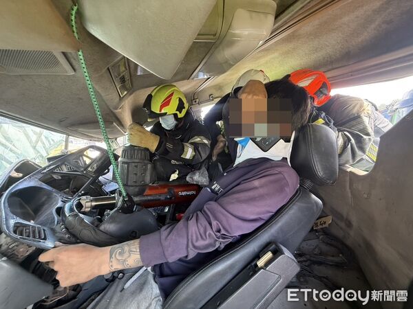 ▲馬太鞍溪疏濬道驚險對撞，兩聯結車擦撞釀1人受困。（圖／民眾提供）