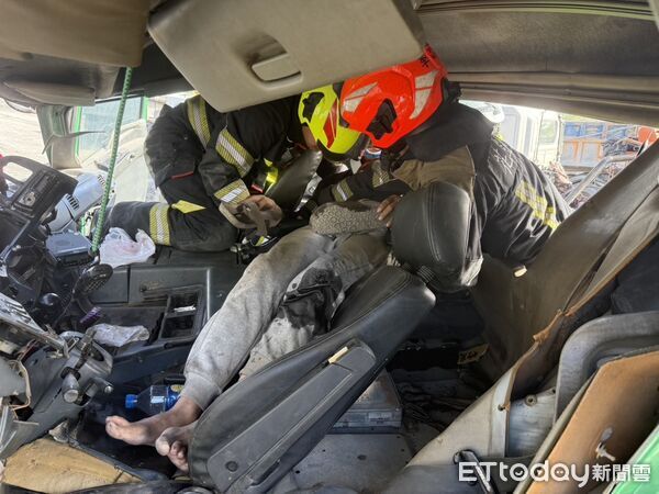 ▲馬太鞍溪疏濬道驚險對撞，兩聯結車擦撞釀1人受困。（圖／民眾提供）