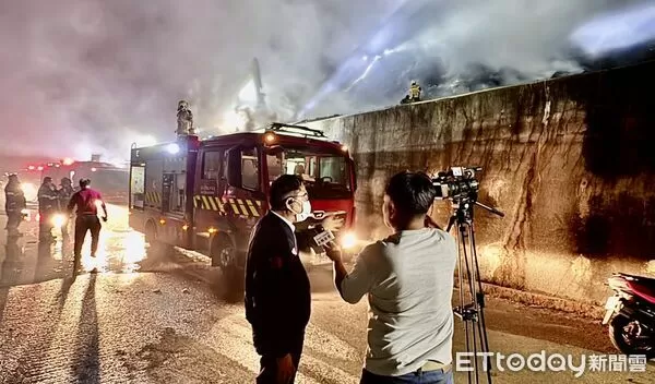 ▲▼垃圾暫置區燃燒冒異味！台南市長黃偉哲趕抵，環保局急發空品提醒。（圖／記者林東良翻攝）