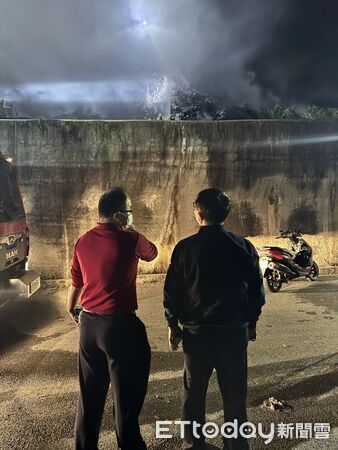 ▲▼垃圾暫置區燃燒冒異味！台南市長黃偉哲趕抵，環保局急發空品提醒。（圖／記者林東良翻攝）