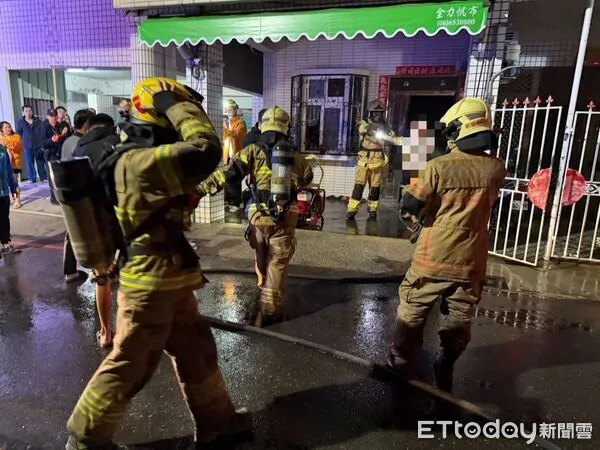 ▲台南新營深夜火警。（圖／記者林東良翻攝）