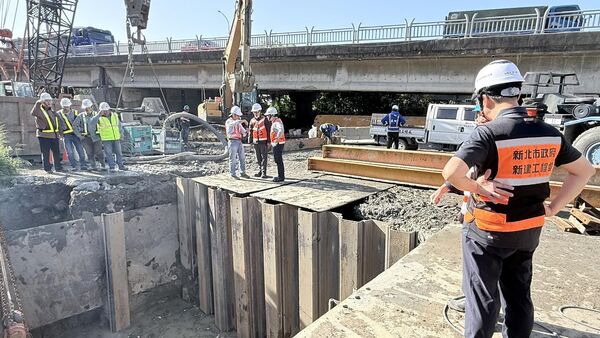 ▲淡北道路施工誤鑽水管釀6萬戶大停水48小時。（圖／翻攝自Facebook／工程圖輯隊-新北工務局）