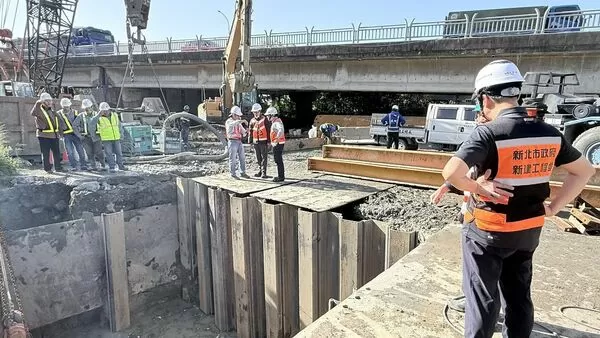 ▲淡北道路施工誤鑽水管釀6萬戶大停水48小時。（圖／翻攝自Facebook／工程圖輯隊-新北工務局）