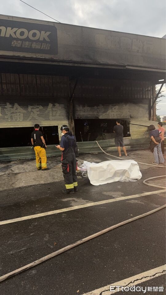 快訊／高雄汽車保養廠凌晨大火　1女身亡。（圖／記者吳奕靖翻攝）