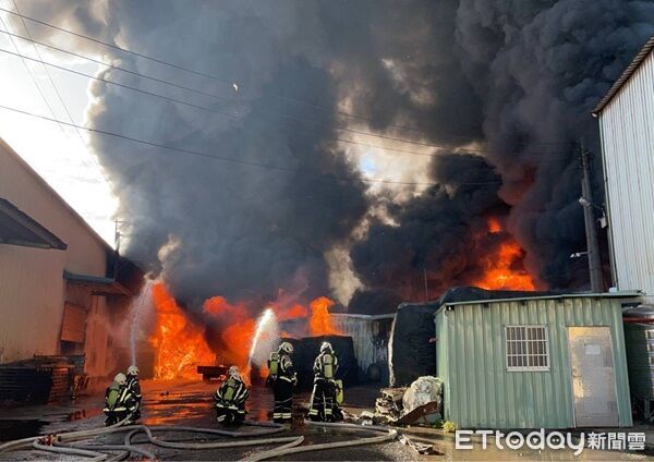 桃園蘆竹鐵皮工廠大火！濃煙竄天　環保局示警：下風處快關窗
