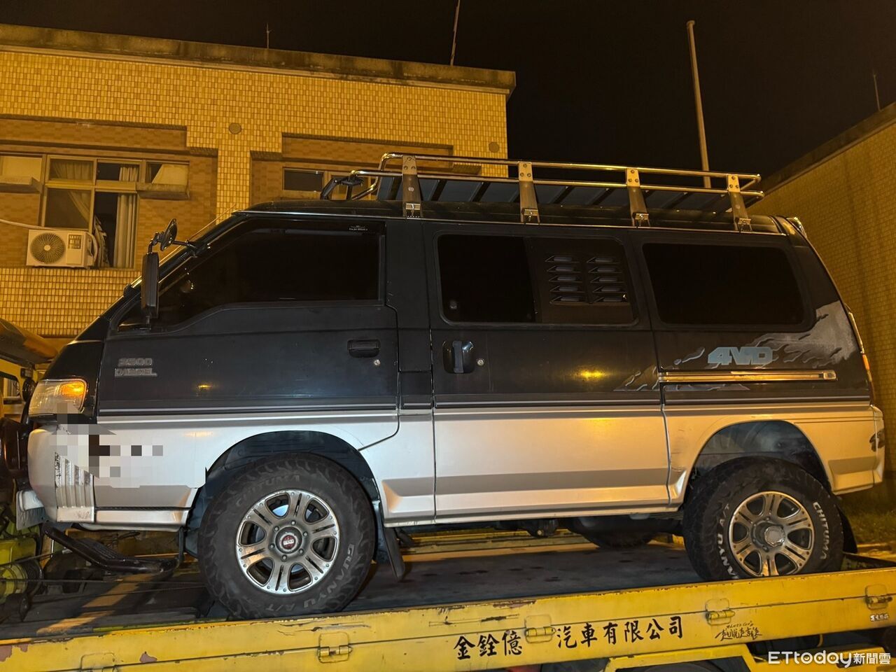 國道廂型車「後輪噴飛」！小貨車輾過慘側翻　運將手臂骨折送醫