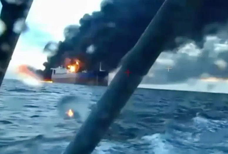 烏克蘭無人艇突襲!俄「影子船隊」油輪爆炸起火 畫面曝光