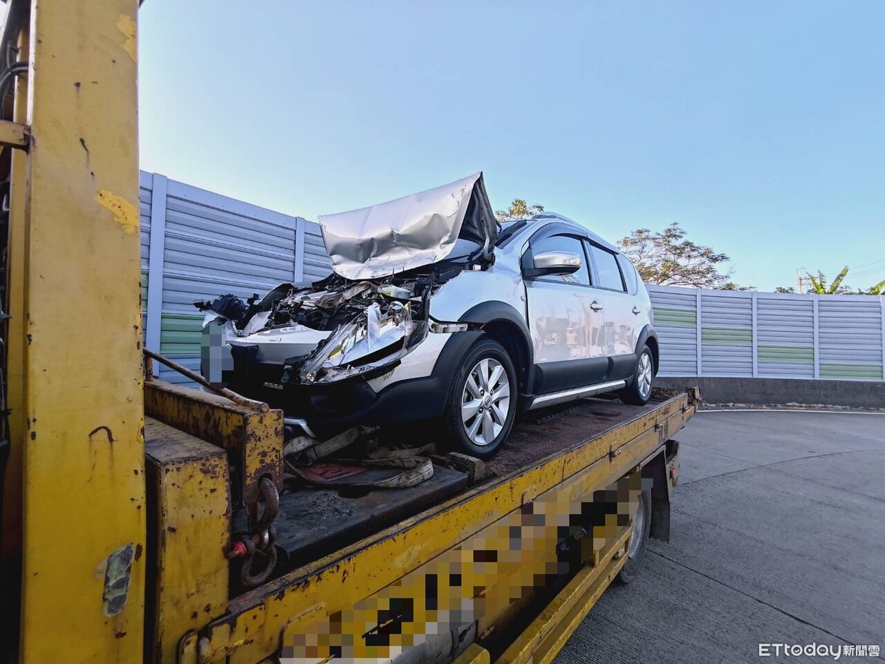 國道1號台南安定段追撞車禍！自小客車頭爛毀　貨車翻覆躺中線道