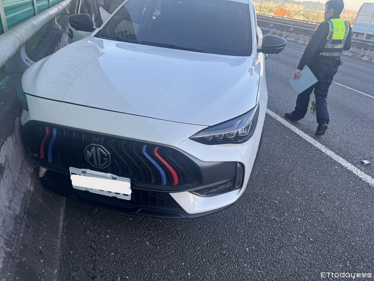 駕駛突昏迷！國3碧潭段休旅車擦撞兩側護欄　緊急送醫