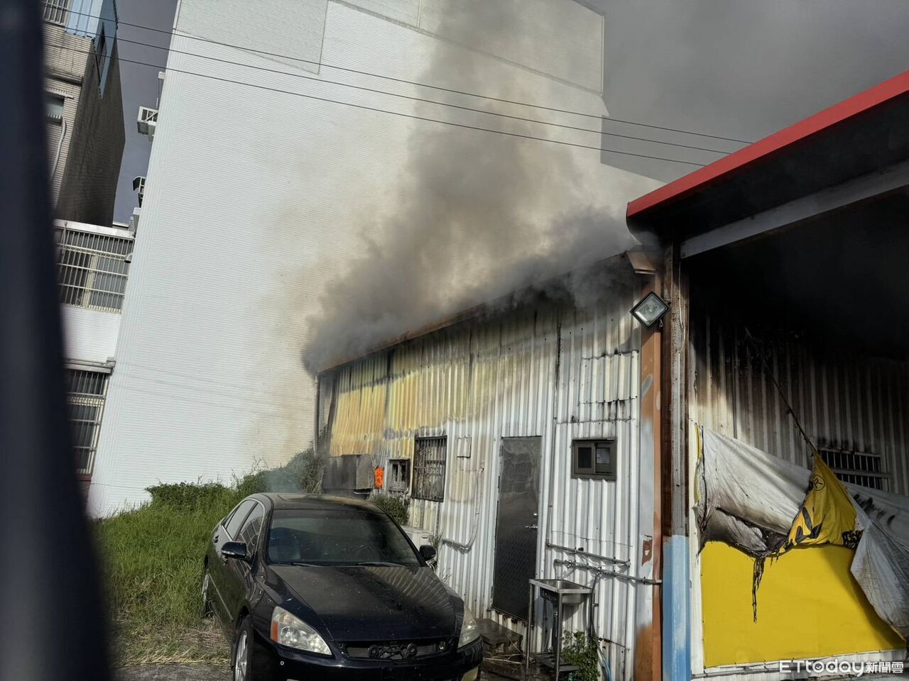 苗栗中古車行火警！鐵皮屋濃煙狂竄嚇壞鄰里　消防半小時撲滅