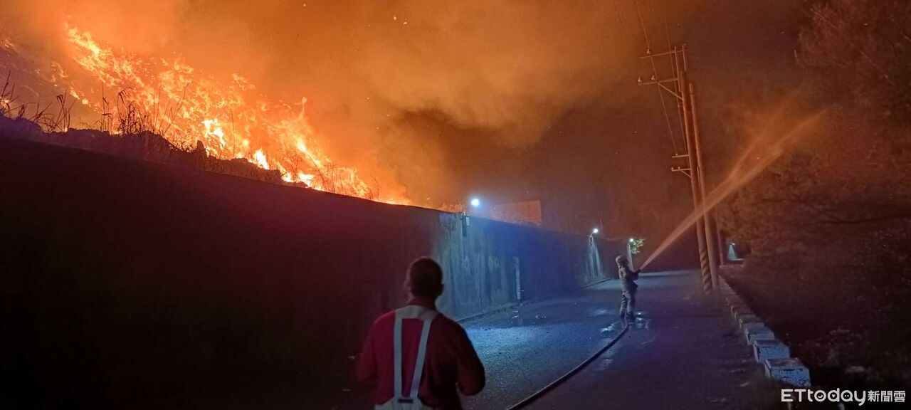 快訊/台南第三掩埋場夜間大火 20公尺高垃圾堆狂燒濃煙沖天