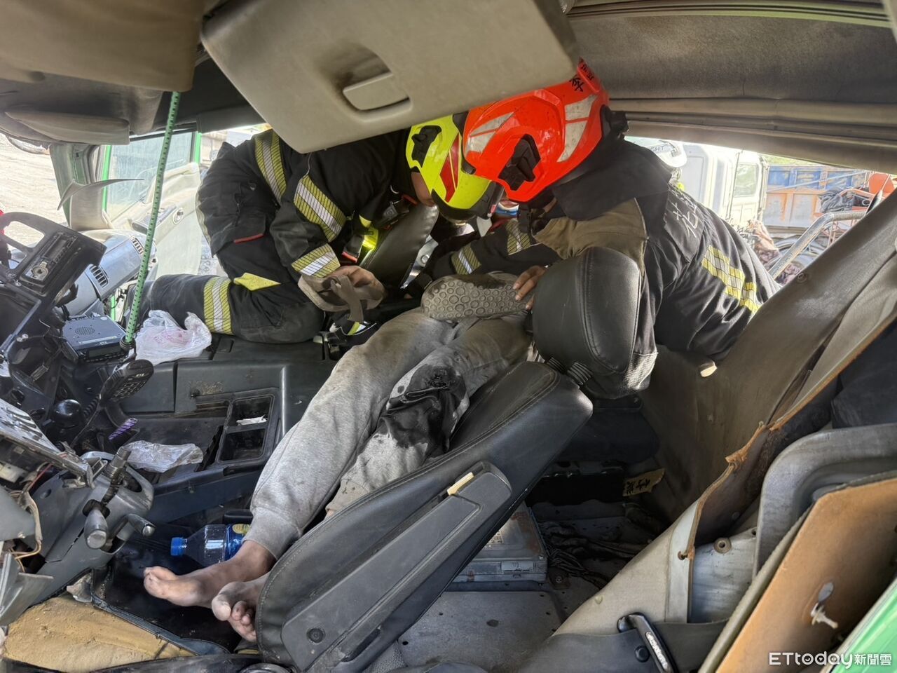 砂石車下坡失控!馬太鞍溪橋對撞「車頭被壓扁」 駕駛受困血狂流