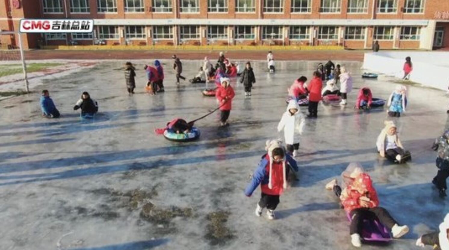 ▲大陸新疆部分地區和吉林推出「冰雪假期」，讓學生族群能放長假盡情享受。（圖／翻攝央視）