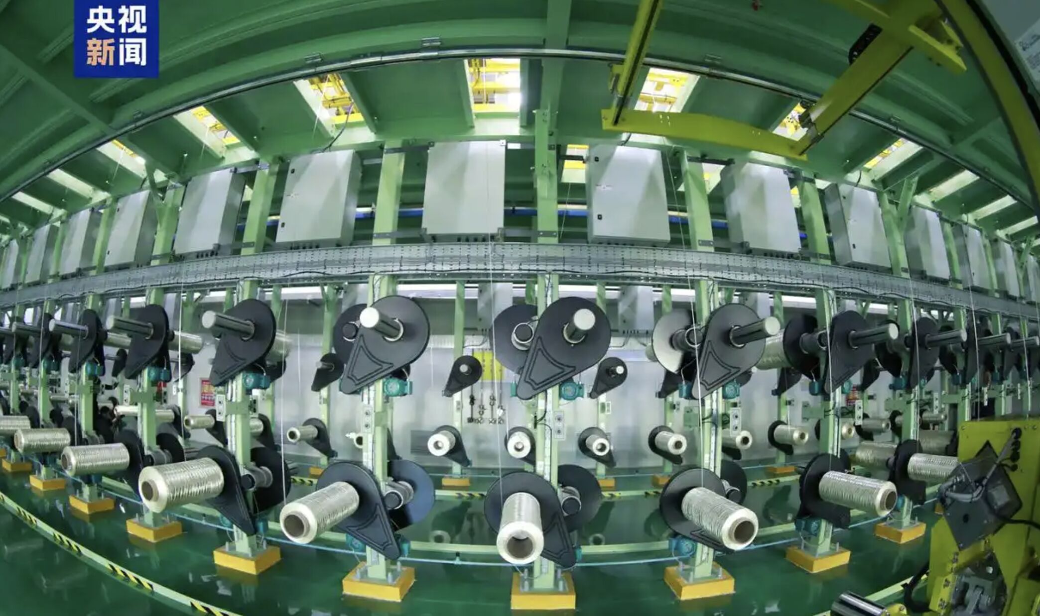 ▲山西華陽集團量產的12K小絲束「T1000級碳纖維」。（圖／央視新聞）