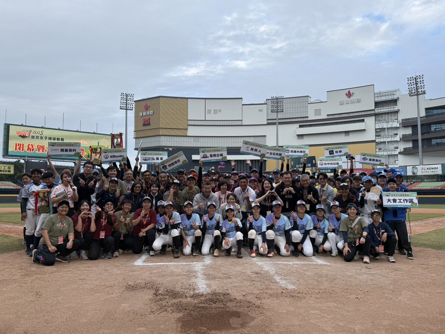 ▲▼中華棒協理事長辜仲諒力挺女子棒球。（圖／中國信託提供）