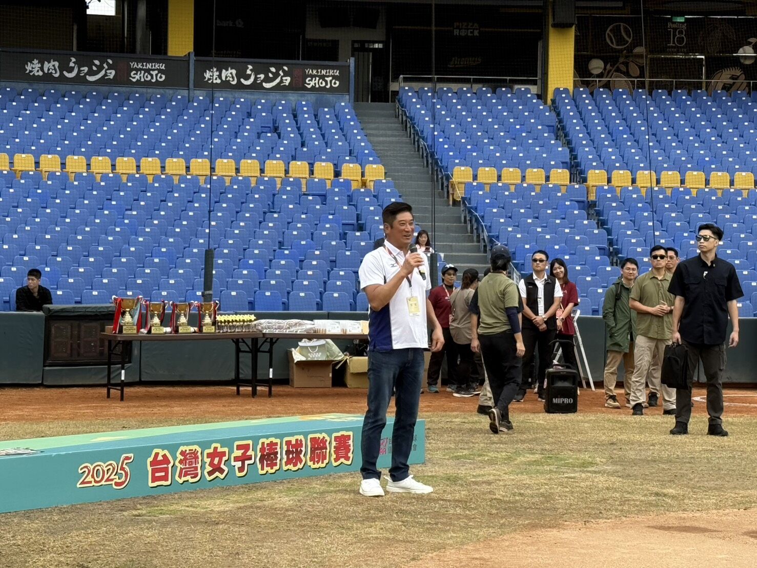 ▲▼中華棒協理事長辜仲諒力挺女子棒球。（圖／中國信託提供）