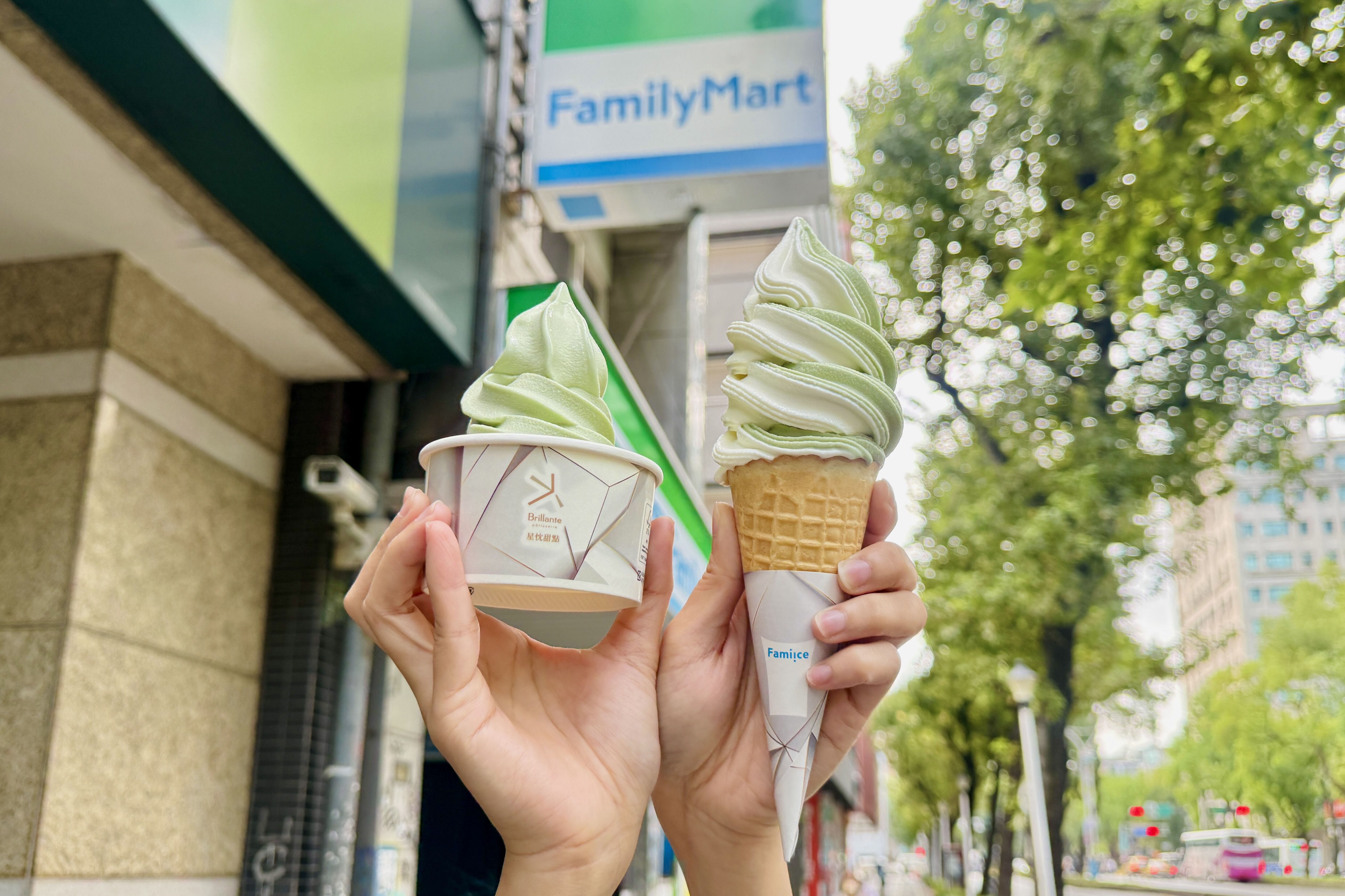 ▲▼全家便利商店新推出「開心果霜淇淋」，同步還有獨家奶茶新品。（圖／業者提供）