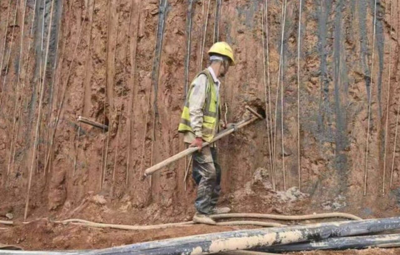 ▲福建永安水庫大壩工程遭疑偷工減料，監工人員還被招待歡場作樂。（圖／翻攝新民週刊）