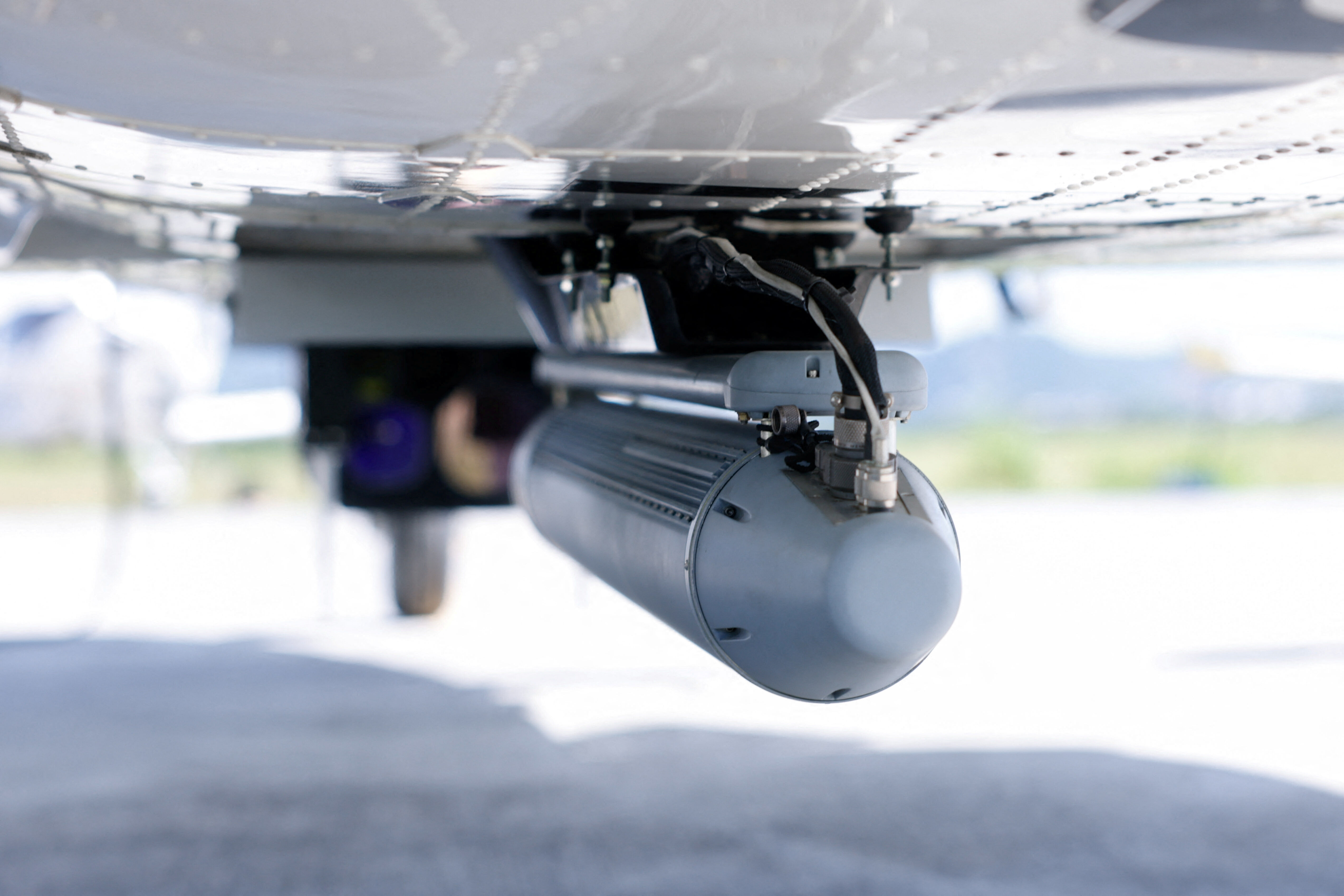 ▲▼ 安捷航空改裝民航機執行海上偵察，機腹掛載美製合成孔徑雷達。（圖／路透）