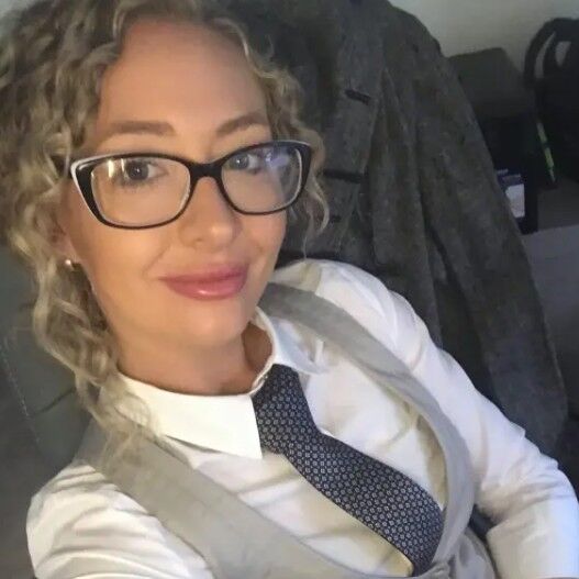 ▲▼剛生小孩！澳洲女師認了「把男高中生」騙上床　還傳鹹濕訊息。（圖／翻攝臉書）