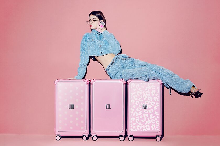 ▲CASETiFY Bounce亮面粉色行李箱。（圖／品牌提供）