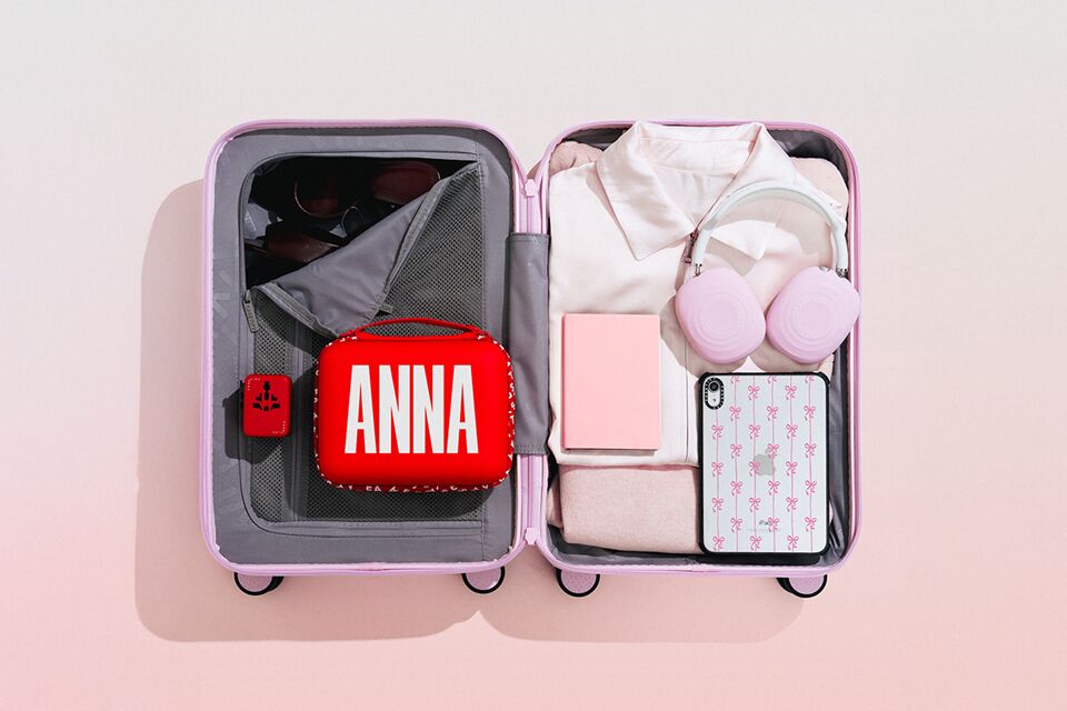 ▲CASETiFY Bounce亮面粉色行李箱。（圖／品牌提供）