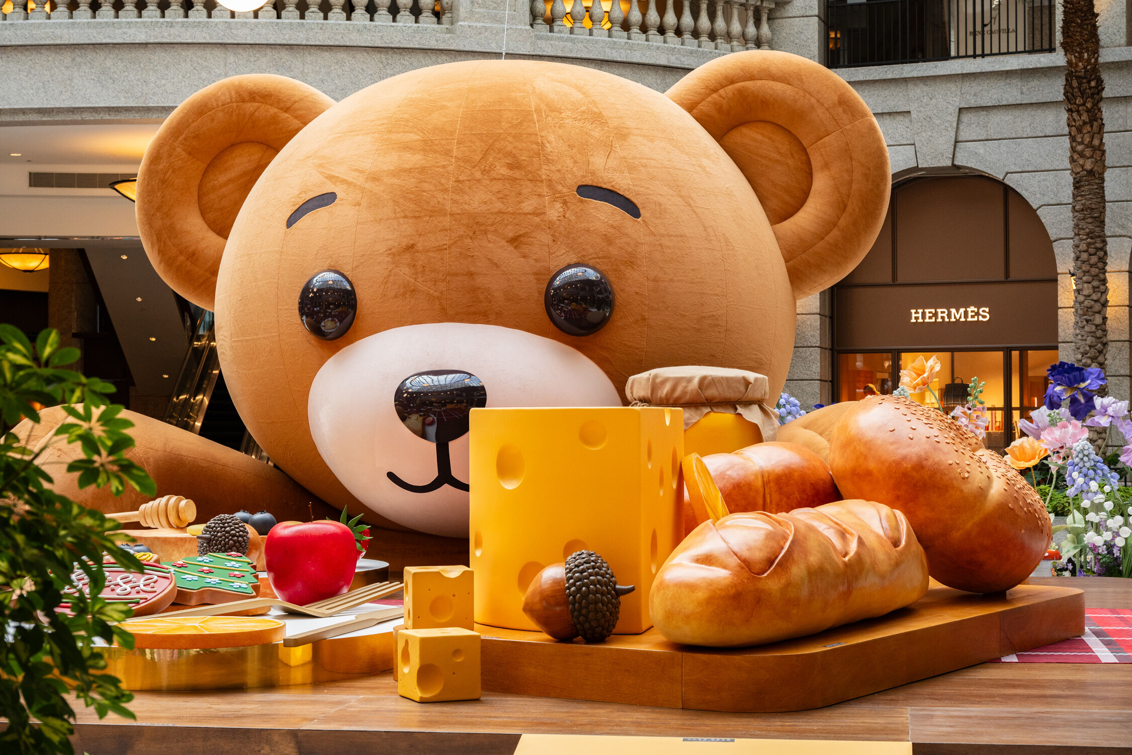 ▲BELLAVITA巨熊餐桌2025年耶誕造景。（圖／業者提供）