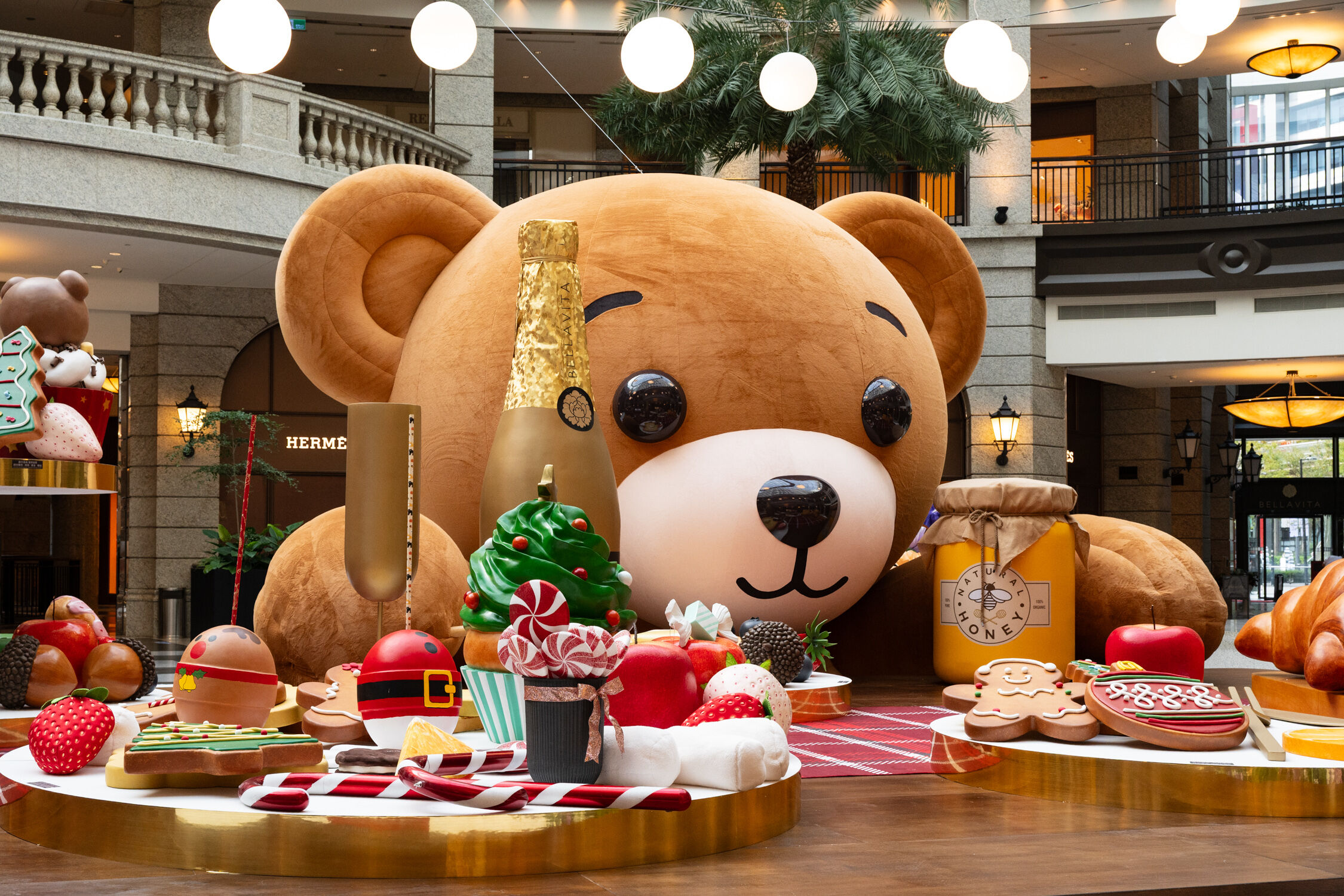 ▲BELLAVITA巨熊餐桌2025年耶誕造景。（圖／業者提供）