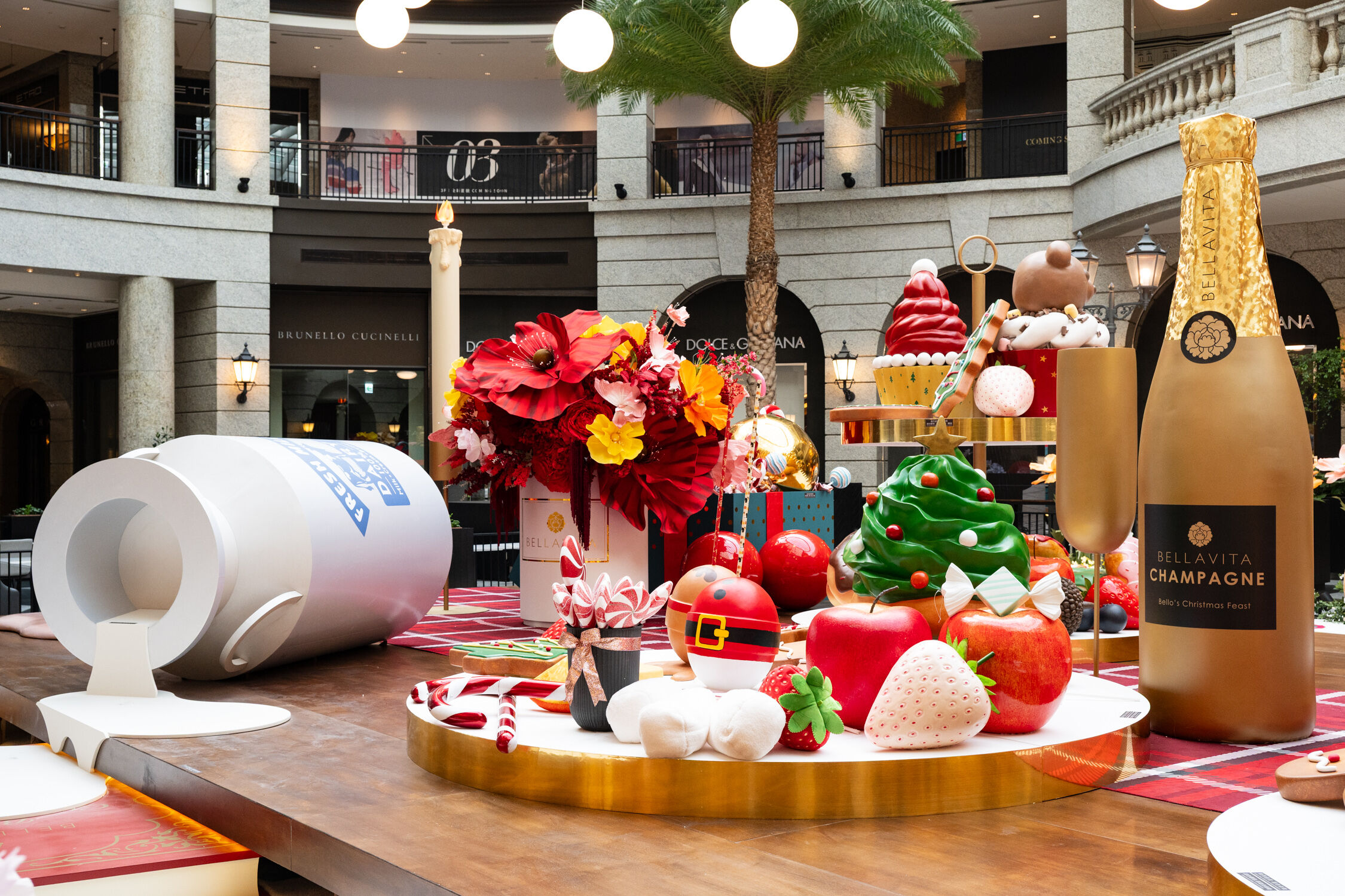 ▲BELLAVITA巨熊餐桌2025年耶誕造景。（圖／業者提供）