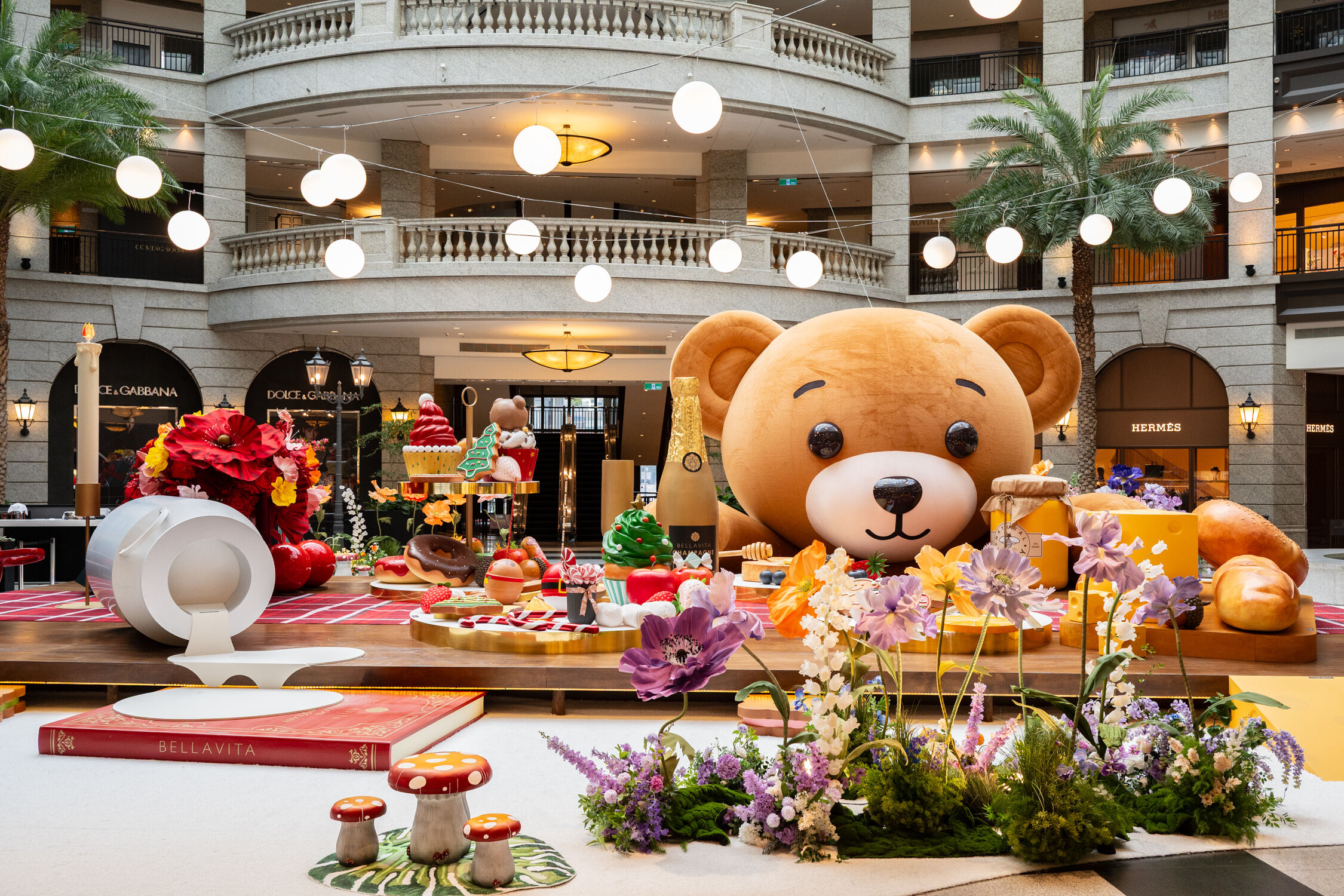 ▲BELLAVITA巨熊餐桌2025年耶誕造景。（圖／業者提供）