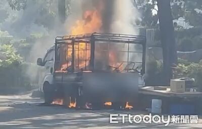 快訊/高雄小港高中旁小貨車突起火狂燒 消防迅速撲滅