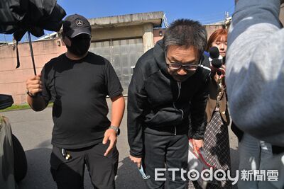 快訊／朱學恒重獲自由了！今早走出台北監獄　暴瘦現身鞠躬