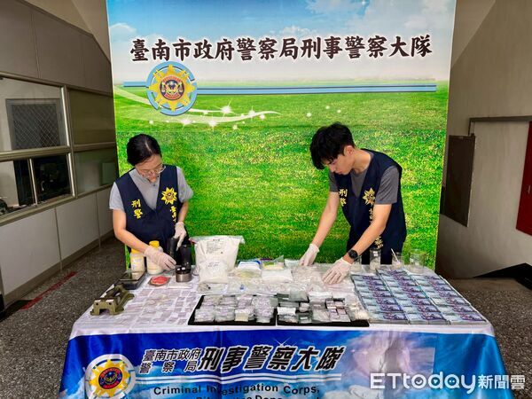 ▲台南市刑大攻堅緝獲逃亡12年的吳姓通緝毒犯，查獲逾2公斤海洛因與安非他命，並扣押大量製毒藥劑與器具，成功破獲跨縣市製毒販毒據點。（記者林東良翻攝，下同）