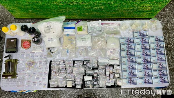 ▲台南市刑大攻堅緝獲逃亡12年的吳姓通緝毒犯，查獲逾2公斤海洛因與安非他命，並扣押大量製毒藥劑與器具，成功破獲跨縣市製毒販毒據點。（記者林東良翻攝，下同）