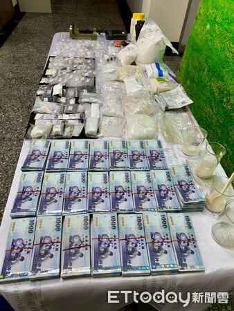 ▲台南市刑大攻堅緝獲逃亡12年的吳姓通緝毒犯，查獲逾2公斤海洛因與安非他命，並扣押大量製毒藥劑與器具，成功破獲跨縣市製毒販毒據點。（記者林東良翻攝，下同）