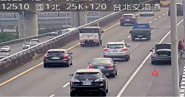 ▲▼ 12/01 09:15,國1高架北向25K,2小客車追撞事故,回堵5公里,請用路人提早改走平面國道小心駕駛。 北區養護工程分局呼籲，行駛高速公路請務必保持專注，車內人員務必繫妥安全帶，切勿分心疲勞駕駛，不論大小型車，都應遵循速限規定，切勿急速轉向、隨意急煞或任意變換車道，以保障行車安全。 。（圖／翻攝高速公路1968）