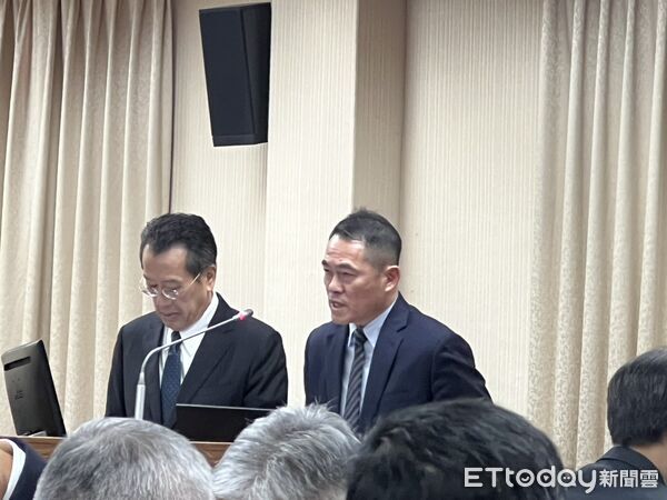 ▲海軍參謀長邱俊榮（右）1日在立法院外交國防委員會答詢藍委徐巧芯。（圖／記者蘇靖宸攝）