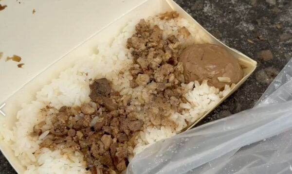 ▲彰化社頭鄉有一名詭異叼菸男將滷肉飯便當掛在民宅外衣架上。（圖／翻攝自臉書／社頭人俱樂部）