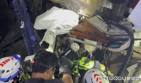 ▲台東成功鎮160噸吊車翻覆起火。（圖／記者楊晨東翻攝）