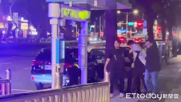 ▲松山警方逮捕涉案林姓刀手起獲凶器。（圖／記者張君豪翻攝）