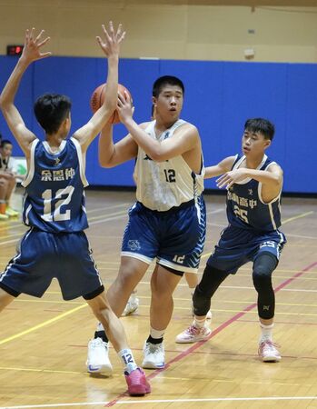 ▲安康劉承宥（中）在中圈附近幫忙策應、劉承宥（中）只要拿球就是包夾甚至三夾。（圖／U19籃球聯盟提供）