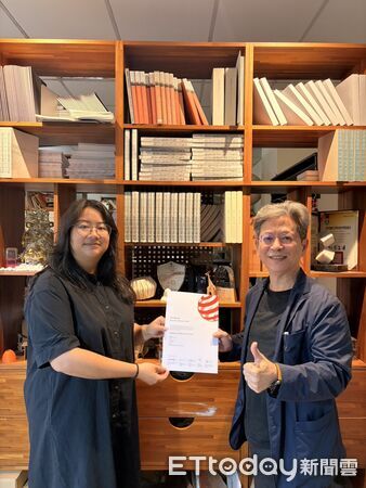 ▲崑大林佳妤、黃傳懿、王博翰師生團隊因作品榮獲紅點設計概念獎喜悅合照。（圖／記者林東良翻攝，下同）