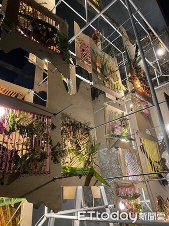 ▲崑大林佳妤、黃傳懿、王博翰師生團隊因作品榮獲紅點設計概念獎喜悅合照。（圖／記者林東良翻攝，下同）