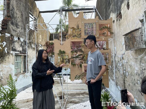 ▲崑大林佳妤、黃傳懿、王博翰師生團隊因作品榮獲紅點設計概念獎喜悅合照。（圖／記者林東良翻攝，下同）